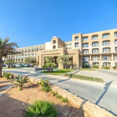 Отель Ramla Bay Resort парковка
