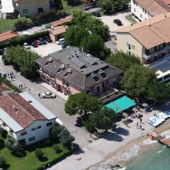 Отель Bellerive Ristorante Albergo Манерба-дель-Гарда бассейн