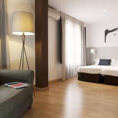 Апартаменты Aspasios Plaza Real Apartments комната для гостей фото 5