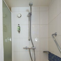 Отель Holiday Inn Express Edinburgh – Royal Mile Великобритания, Эдинбург - 1 отзыв об отеле, цены и фото номеров - забронировать отель Holiday Inn Express Edinburgh – Royal Mile онлайн ванная фото 2