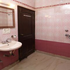 OYO 4155 Hotel The Sudesh ванная