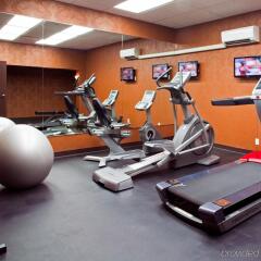 Coast Lethbridge Hotel & Conference Centre фитнесс-зал