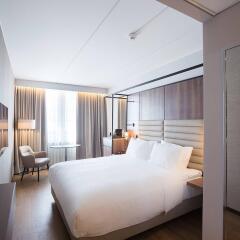 AC Hotel by Marriott Stockholm Ulriksdal Солна комната для гостей