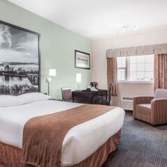 Отель Super 8 by Wyndham Saskatoon Near Saskatoon Airport комната для гостей фото 5