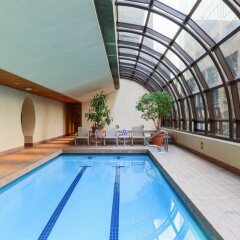 Отель Metropolitan Hotel Vancouver Канада, Ванкувер - отзывы, цены и фото номеров - забронировать отель Metropolitan Hotel Vancouver онлайн бассейн