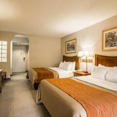 Отель Rodeway Inn And Suites On The River Чероки комната для гостей