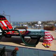 Отель 115 The Strand Suites бассейн