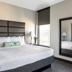 Отель Stay Alfred at 80 on the Commons комната для гостей
