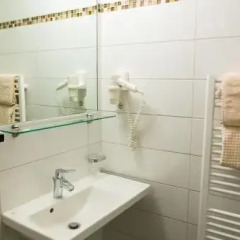 Отель Vinothek Schwarzer Adler Австрия, Оттенсхайм - отзывы, цены и фото номеров - забронировать отель Vinothek Schwarzer Adler онлайн ванная