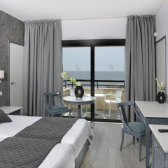 Отель Palm Beach Hotel & Bungalows Кипр, Ларнака - 1 отзыв об отеле, цены и фото номеров - забронировать отель Palm Beach Hotel & Bungalows онлайн балкон