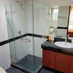 Отель A Large 2 BR-3 Baths 207 Downtown Паттайя ванная