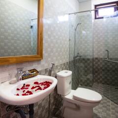 Отель Quynh Chau Homestay ванная