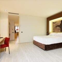 Отель Melia Avenida de America сейф в номере