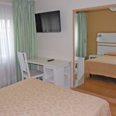 Отель Hostal Mara Испания, Ла-Корунья - отзывы, цены и фото номеров - забронировать отель Hostal Mara онлайн удобства в номере