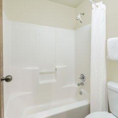 Baymont by Wyndham Tupelo in Tupelo, United States of America from 76$, photos, reviews - zenhotels.com bathroom photo 2