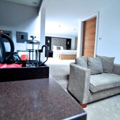 The Richmond Hotel Best Western Premier Collection городской автобус