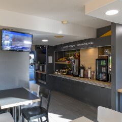 Отель B&B Hôtel Auxerre Bourgogne гостиничный бар