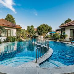 Отель Pinnacle Grand Jomtien Resort бассейн