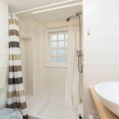 Апартаменты Lisbon Cosy in the Castle Apartment ванная