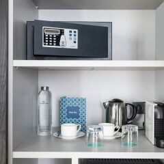Отель CoolRooms Maldà сейф в номере