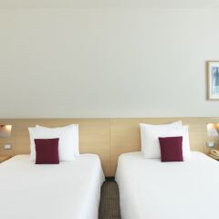 Отель Novotel Zurich City-West Швейцария, Цюрих - 9 отзывов об отеле, цены и фото номеров - забронировать отель Novotel Zurich City-West онлайн комната для гостей фото 3