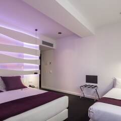 Отель Room Mate Emma сейф в номере