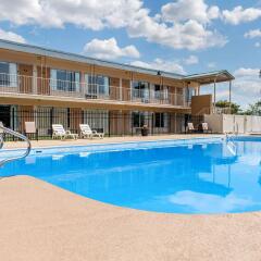 Отель Quality Inn Huntingburg бассейн