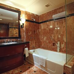 Отель Diamond Hotel Philippines Филиппины, Манила - отзывы, цены и фото номеров - забронировать отель Diamond Hotel Philippines онлайн ванная