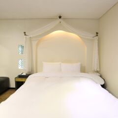 Film 37.2 Hotel комната для гостей