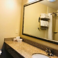 Отель Queens County Inn & Suites ванная
