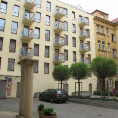 Отель Aparthotel Austria Suites парковка