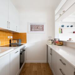 Отель The Kensington Grove - Stylish 2bdr Flat With Private Patio Лондон в номере