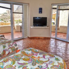 Отель Casa Lorena 4 Bedrooms 3.5 Bathrooms Home Педрегал комната для гостей фото 5