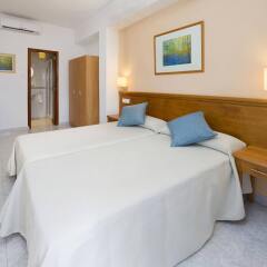 Отель Hostal Mallorca Испания, Сан-Антони-де-Портмань - отзывы, цены и фото номеров - забронировать отель Hostal Mallorca онлайн комната для гостей фото 4