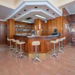 Отель Hostal Gallet Испания, Курорт Росес - отзывы, цены и фото номеров - забронировать отель Hostal Gallet онлайн гостиничный бар