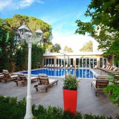 Отель Sandy Beach Resort бассейн