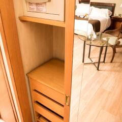 Отель Mayflower Suites сейф в номере