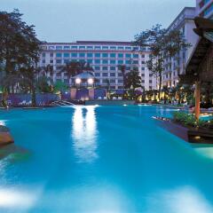 Dong Fang Hotel бассейн