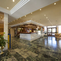 Отель Aparthotel Alcúdia Beach интерьер отеля
