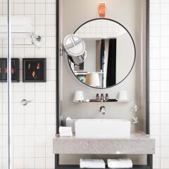 Отель The Trafalgar St. James London, Curio Collection by Hilton 5* Номер Trafalgar с двуспальной кроватью фото 3