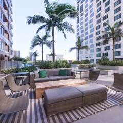 Отель Downtown Luxury Condos by Barsala