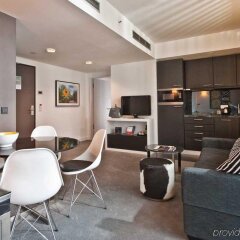 Отель Adina Apartment Hotel Berlin Hackescher Markt Германия, Берлин - 2 отзыва об отеле, цены и фото номеров - забронировать отель Adina Apartment Hotel Berlin Hackescher Markt онлайн комната для гостей фото 3