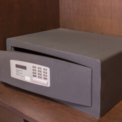 Отель SuperBed Otel сейф в номере