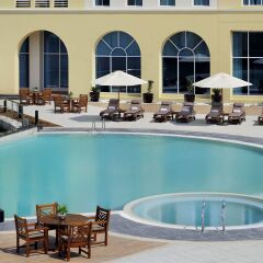 Отель Courtyard by Marriott Dubai Green Community бассейн фото 2