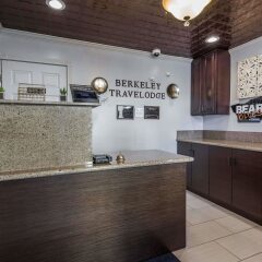 Отель Travelodge by Wyndham Berkeley США, Беркли - отзывы, цены и фото номеров - забронировать отель Travelodge by Wyndham Berkeley онлайн интерьер отеля