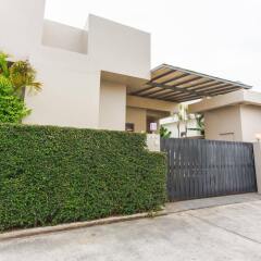 Отель Seastone Private Pool Villas парковка