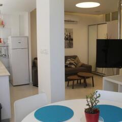 Апартаменты Beach And Park Apartment Тель-Авив в номере