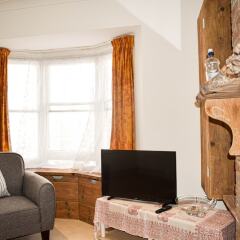 Отель 1 Bedroom Kemptown Flat in Prime Location Close to Sea Кемптаун комната для гостей