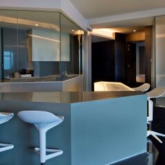 V Hotel Dubai, Curio Collection by Hilton гостиничный бар
