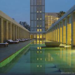 Отель The Lodhi бассейн
